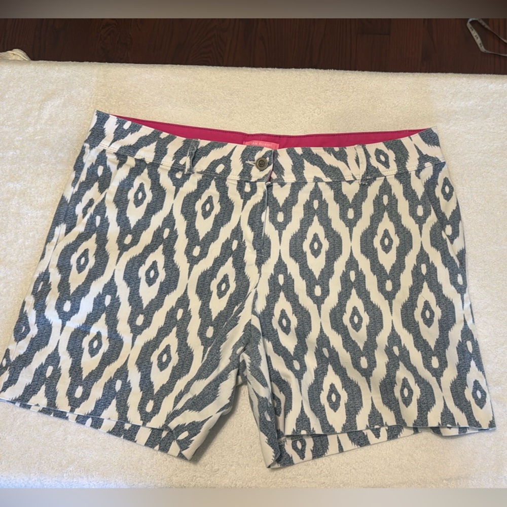Chic Patterned Shorts with Pink Accent